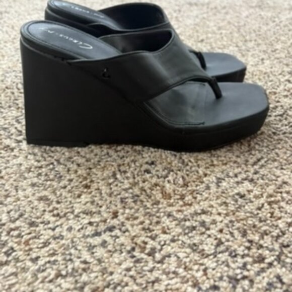 Circus NY, black heeled flip flops , 5.5